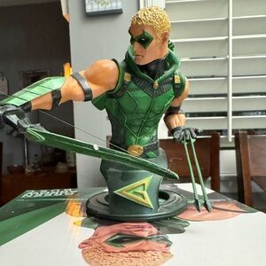 DC COMICS SUPER HEROES GREEN ARROW BUST